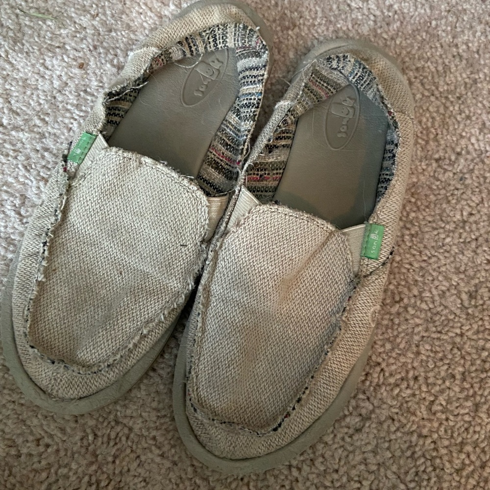 Size 7 Tan Sanuks